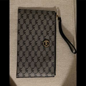 Like New Michael Kors Wristlet